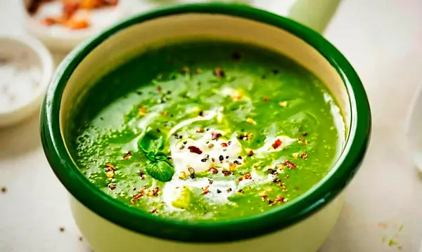 Gazpacho Verde de Aguacate con Spirulina
